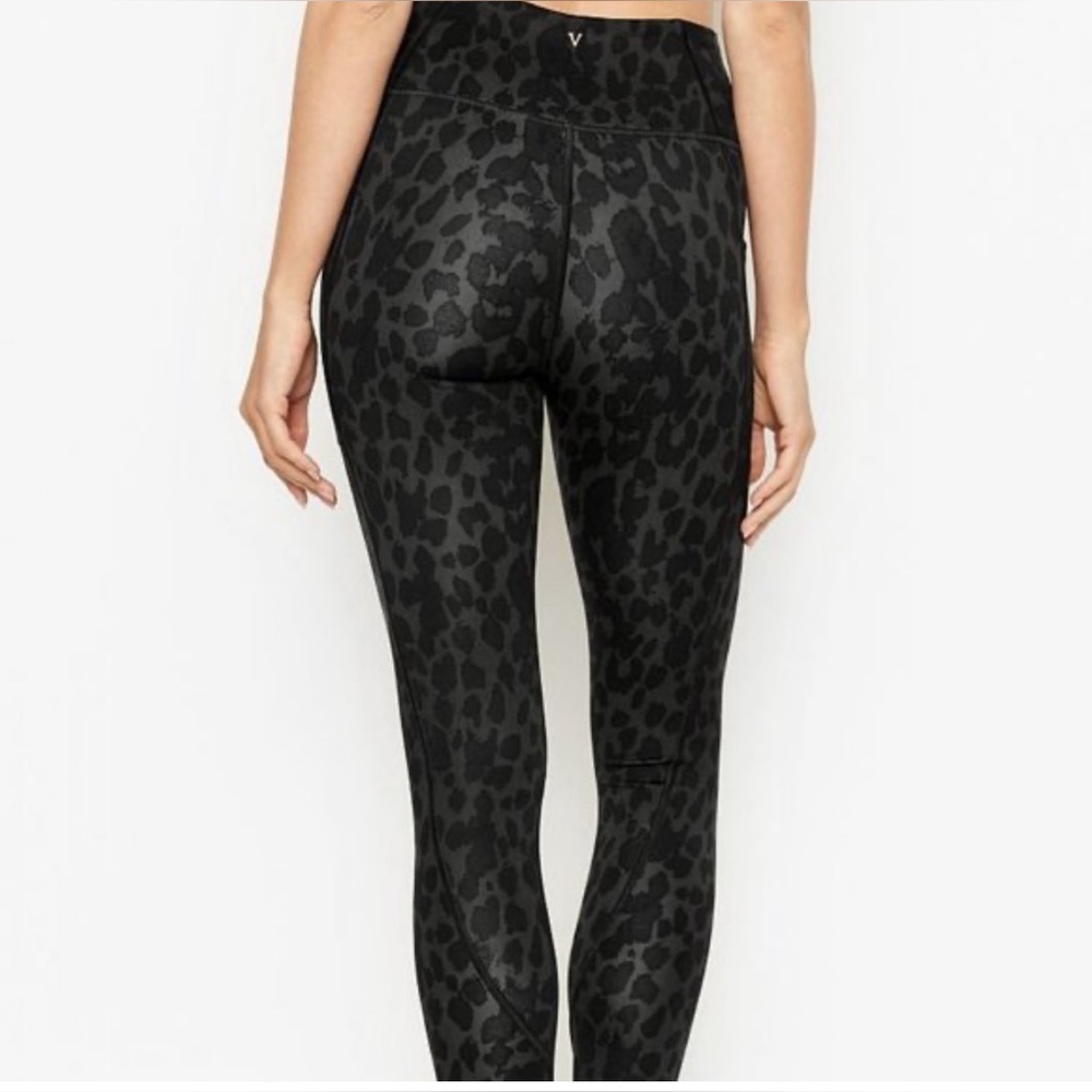 Victoria's Secret Black Leopard Print Yoga Leggings. Size M. Great Condition